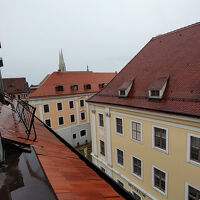 旧市街の家並みが迫ります