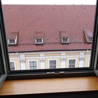 窓は大きく開き、開放的です