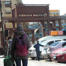 アスワン駅前のアスワン・マーケットにはいろいろな店舗がある