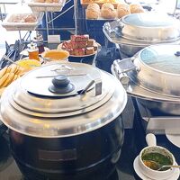 朝食のブッフェ