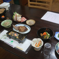 夕食は郷土料理も