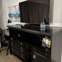 デスクとTVと冷蔵庫