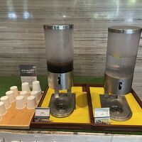 ロビーに設置されてるプルーンジュースとデトックスウォーター