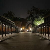 正面門　と　両脇に食事処・フロント棟