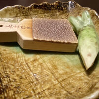 夕食に地元名産わさび一人一本出てきました。サメ皮でスリスリ