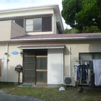 新島の民宿植林の入口(受付等)は、この建物の左側にあります。