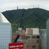 部屋の窓からは眉山が見えた　