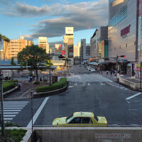 整然とした徳島駅前を見ながらの食事だった