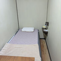 シングルルーム。窓がないのは残念だけど、わりと広めでした。