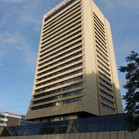 駅に近い高層の大型ホテル