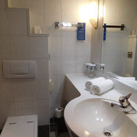 洗面スペースに物を置く場所があり便利