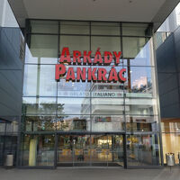 駅直結のショッピングモールが近く便利。