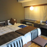 コンパクトにまとめられたコーナーツインの客室