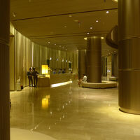 一階フロアとフロント方面風景