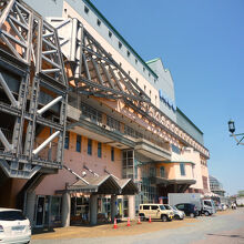 河畔からの全景