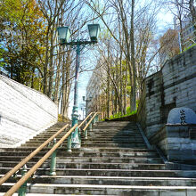 出世坂を上ります