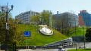 静かで落ち着くコンパクトな園内　～　幣舞公園（花時計）