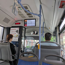 バスの中で液晶ディスプレイがあって、現停留所などが表示される