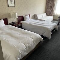 お部屋は4F洋室ツイン、新しくはなくユニットバス