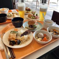 郷土料理なども並ぶビュッフェです