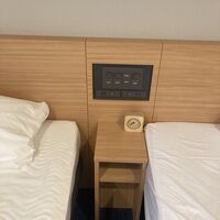 ベッド脇にコンセントがあるのはやはり便利