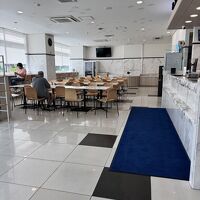 朝食会場にもなるロビー