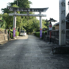白川神社、鳥居と参道。