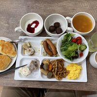 ブッフェの朝食です。料理の種類はたくさんあります。