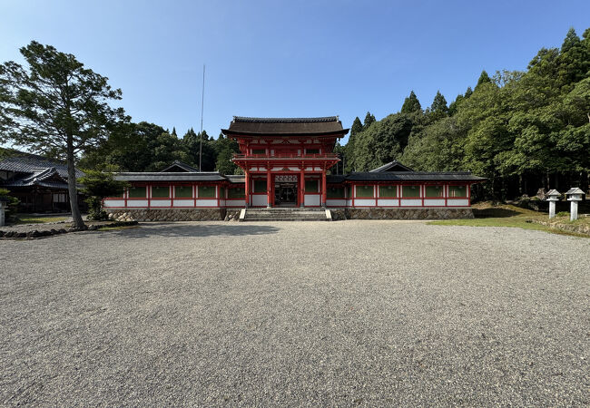 京都祇園西門を模した朱塗りの楼門・回廊が印象的な神社である。