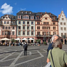 広場の隅ではカフェでのんびりしている人