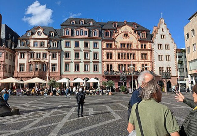 マインツ大聖堂前の広場、観光客だけでなく人々の憩いの場という感じ