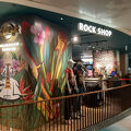 空港内でハードロックカフェ・お酒もお土産も楽しめます。