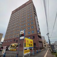 駅北口から2本目の１条通を左、ルートインの看板が目印