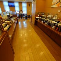 明るく広々とした朝食会場