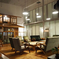 リビングルーム、天井が高く開放感があります