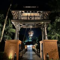 夜のホテル入口