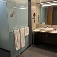 シャワーとトイレは仕切りで分かれていた