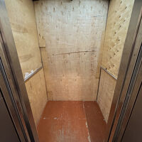 エレベーターの壁がベニヤ板です