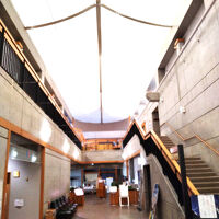 吹き抜けの館内