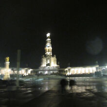 夜のファテイマ聖堂　雨でスッキリ見えません