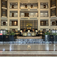 地上5階分の吹き抜けのロビー、立派です