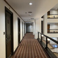 立派な絨毯が敷かれた廊下、高級感があります