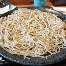 大盛の蕎麦。大盛無料なのが嬉しい