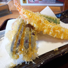 からっと揚がった天ぷら。海老、茄子、南瓜、おくらの５品