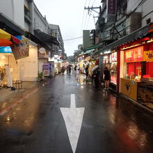 雨降りということもあり、明るいうちは人はまばらだった