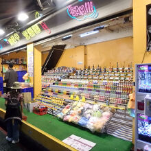 こちらは輪投げ屋。日本のものとはスケールが違い過ぎる