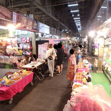 一部、屋根の有るエリアもある。これなら降雨時でも安心