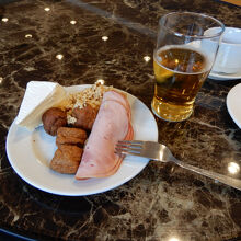 取り敢えずビールとつまみ程度のスナック類はあった