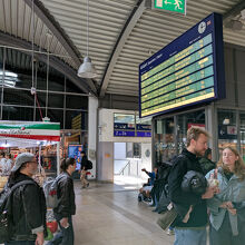 2階の案内図。近くに有人の案内所があって、英語が通じる