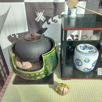 古い茶道具が展示されていて外国人向けホテルなのが伝わってくる